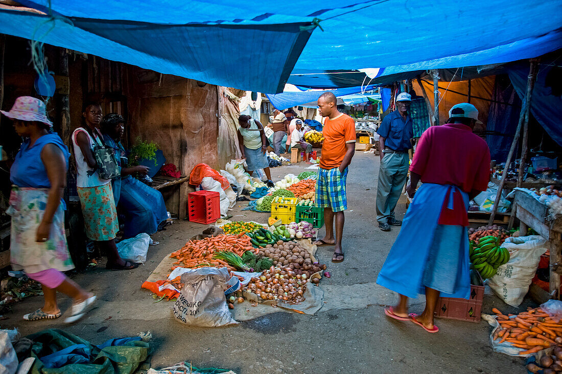 Einheimische verkaufen Produkte in der gleichnamigen Stadt Newmarket,Newmarket,Jamaika