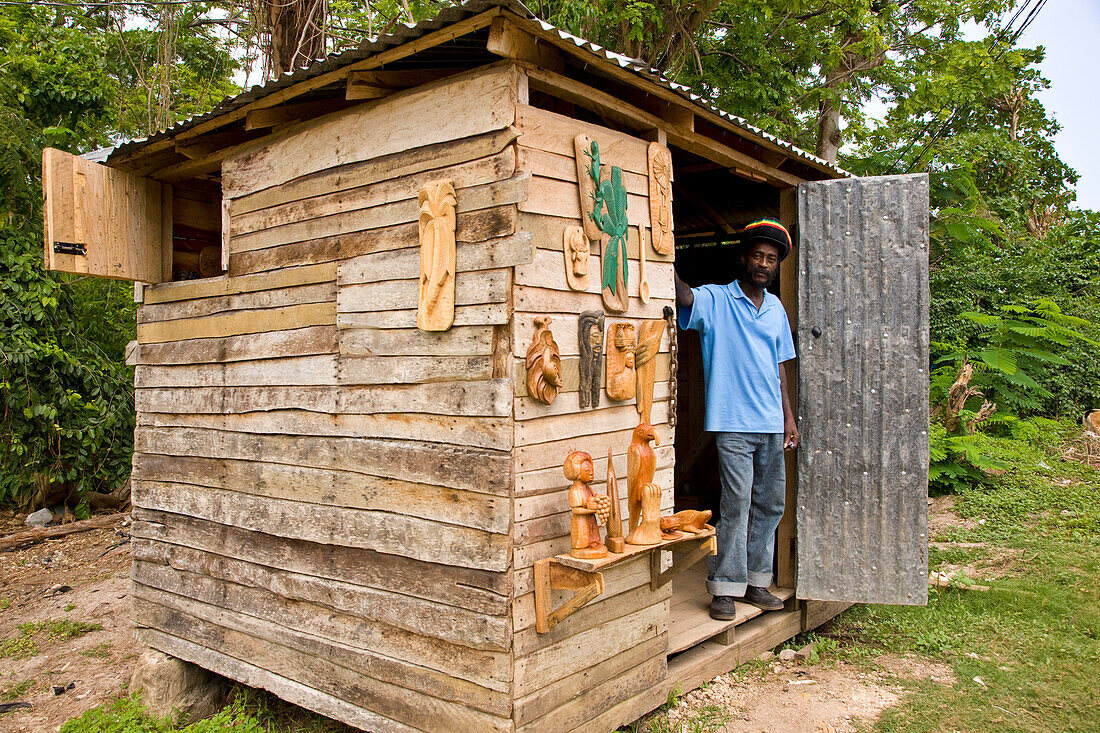 Holzschnitzer steht in der Tür seines Ateliers in Jamaika, Bluefields Bay, Jamaika