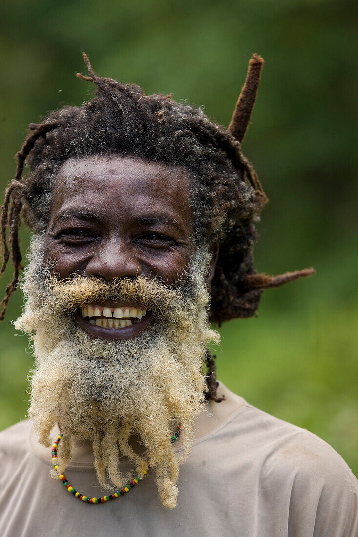 Porträt eines Rastafari-Mannes in Jamaika, Bluefields Bay, Jamaika