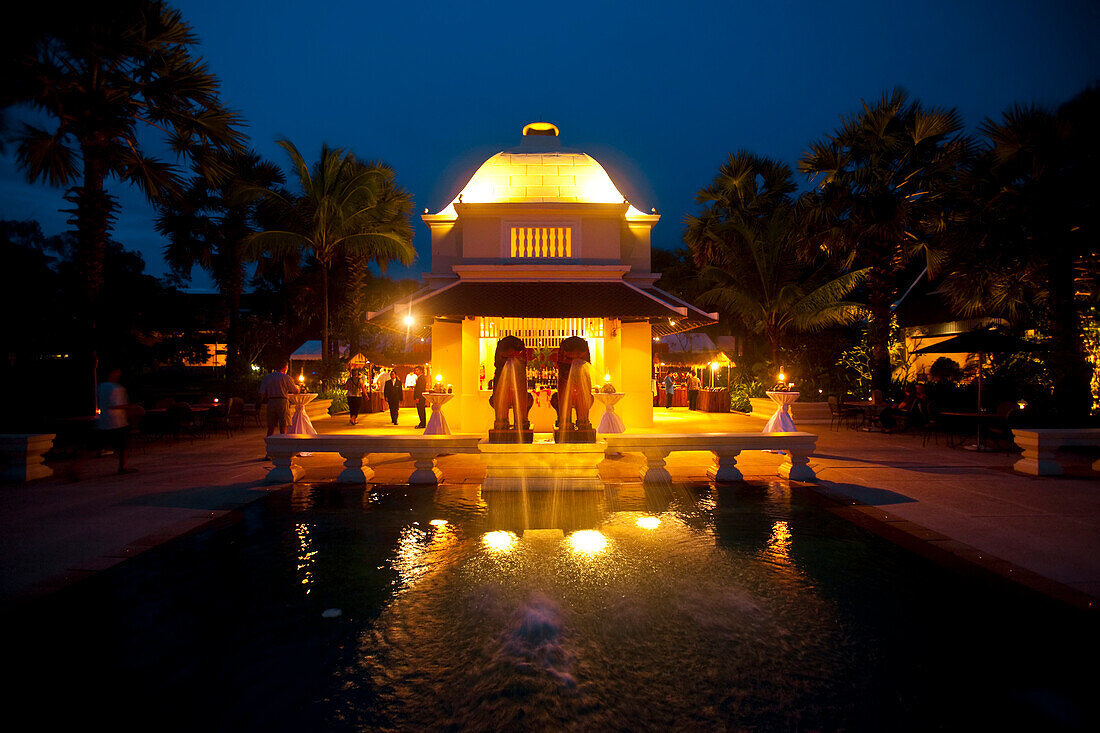 Hotel und Wasserspiel bei Nacht beleuchtet in Siem Reap, Kambodscha,Siem Reap, Kambodscha