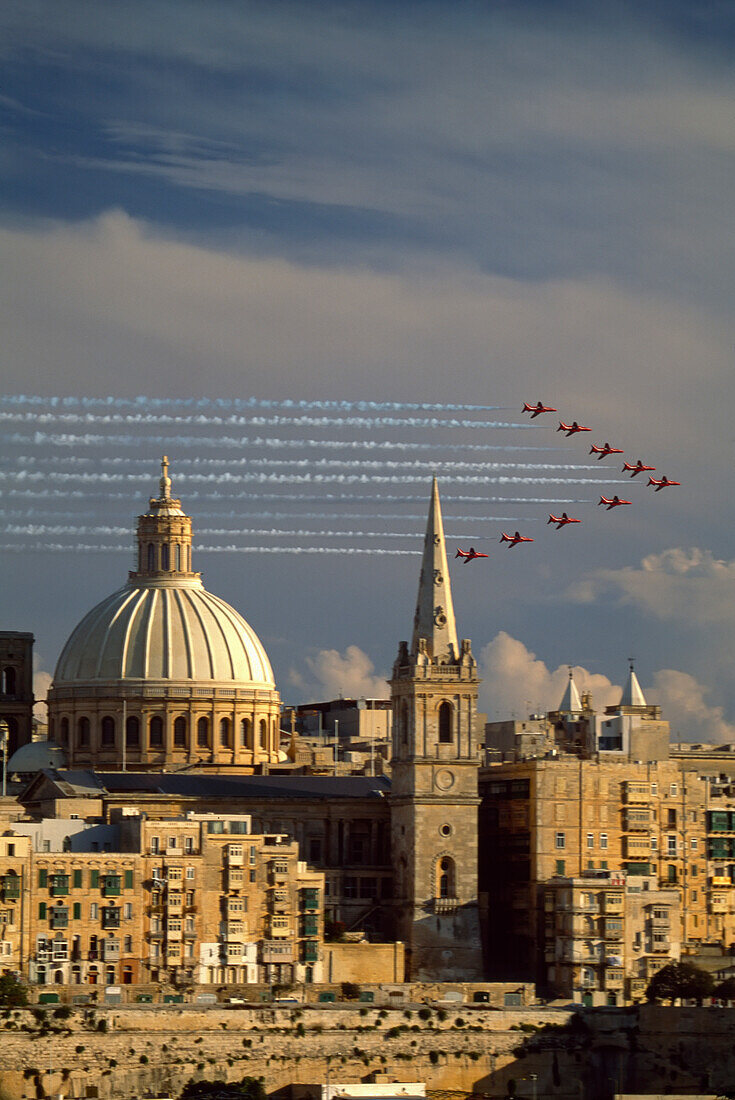 Düsenflugzeuge in Formation über der anglikanischen Kathedrale Saint Paul's auf der Insel Malta, Valletta, Insel Malta, Republik Malta