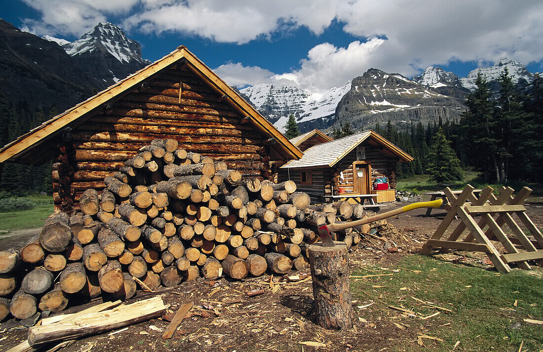 Gehacktes Holz stapelt sich vor einer Blockhütte im Yoho-Nationalpark, BC, Kanada, British Columbia, Kanada