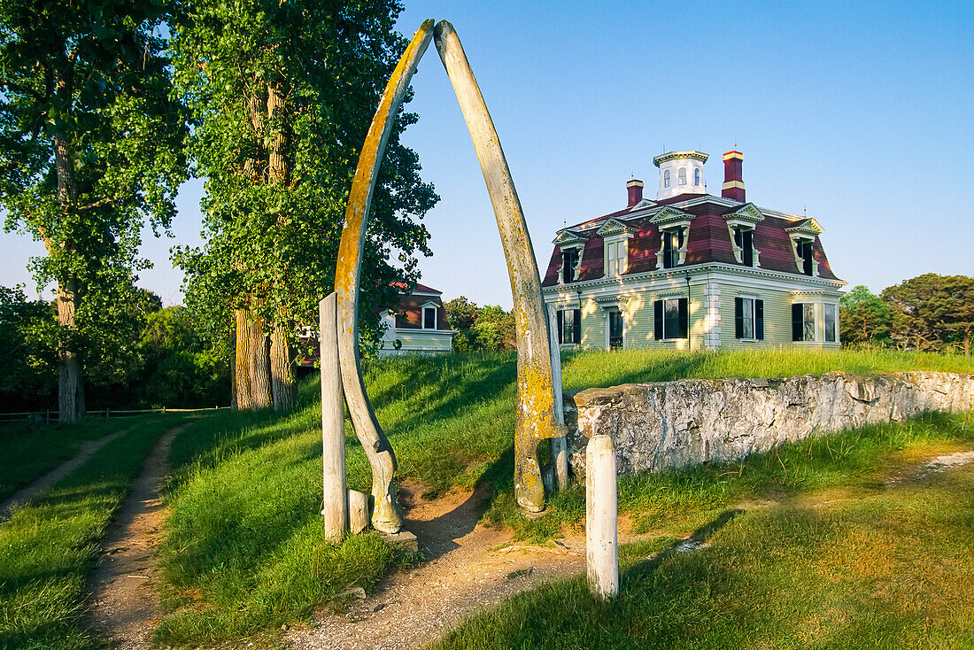 Tor aus Treibholz führt zum Haus von Edward Pennament in Eastham, Cape Cod, Massachusetts, Vereinigte Staaten von Amerika