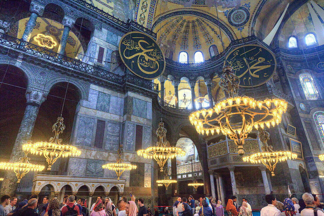 Das Innere der Großen Moschee Hagia Sophia, 360 n. Chr., UNESCO-Welterbe, Istanbul, Türkei