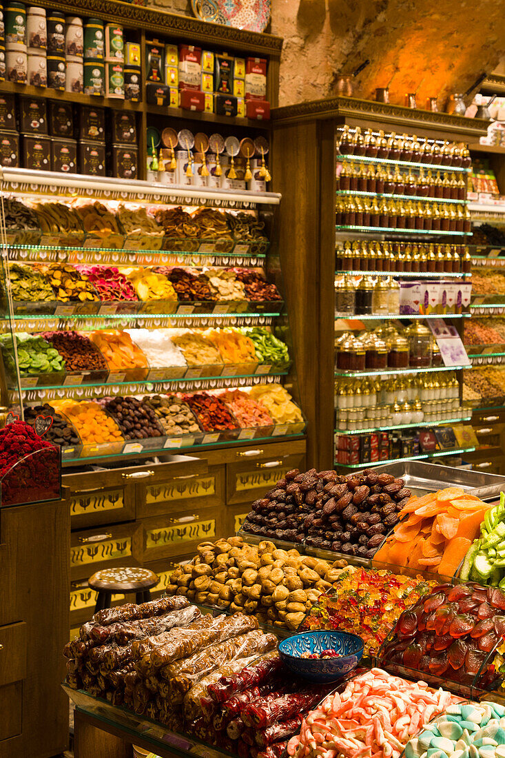 Geschäft mit verschiedenen Waren auf einem Gewürzbasar,Istanbul,Türkei