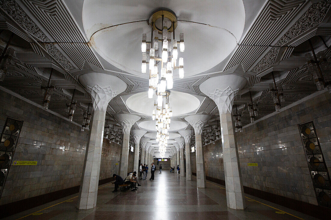 Dekorative Beleuchtungskörper auf dem verzierten Bahnsteig der Mustakillik Station für die Taschkenter Metro in Usbekistan,Taschkent,Usbekistan