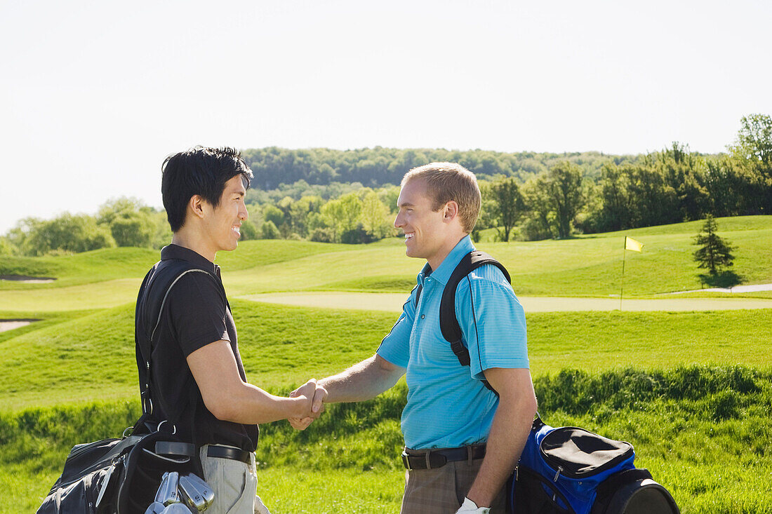 Männer auf dem Golfplatz