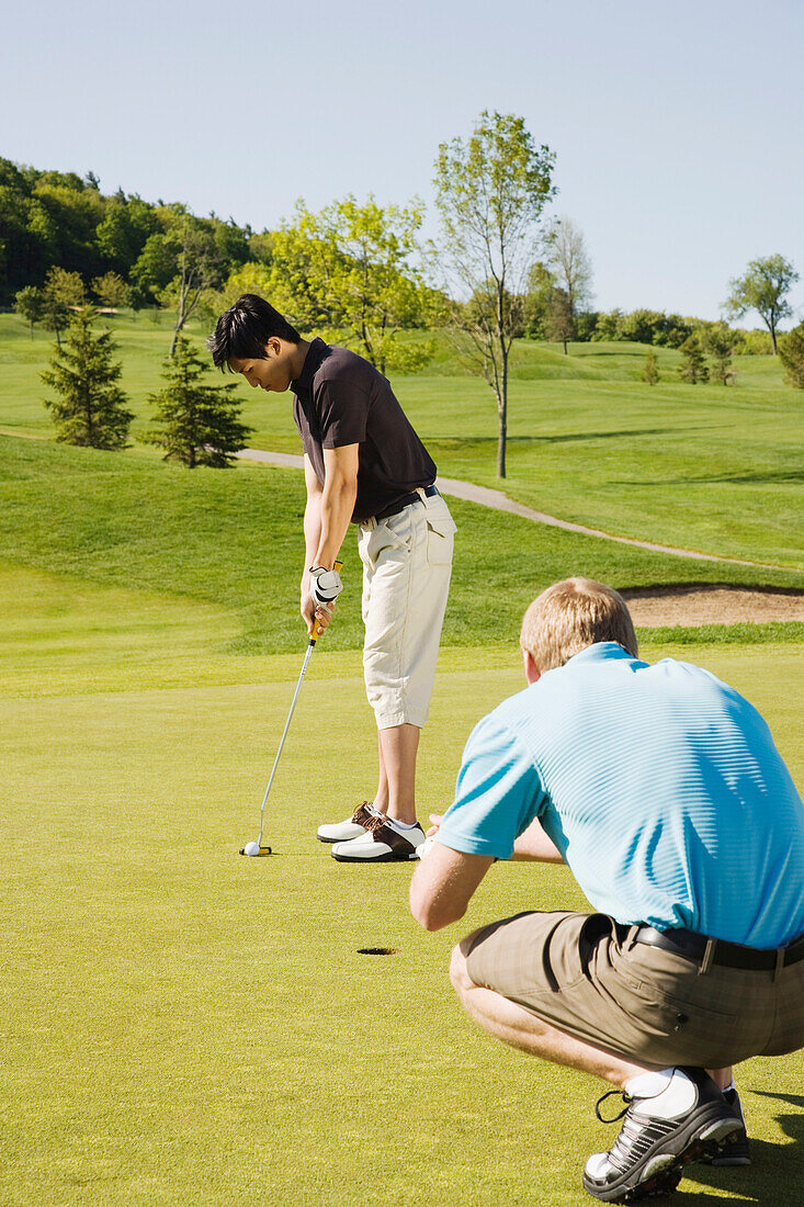 Männer beim Golfspielen