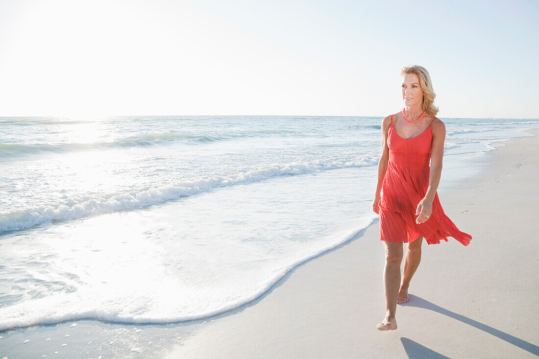 Frau geht am Strand spazieren,Florida,USA
