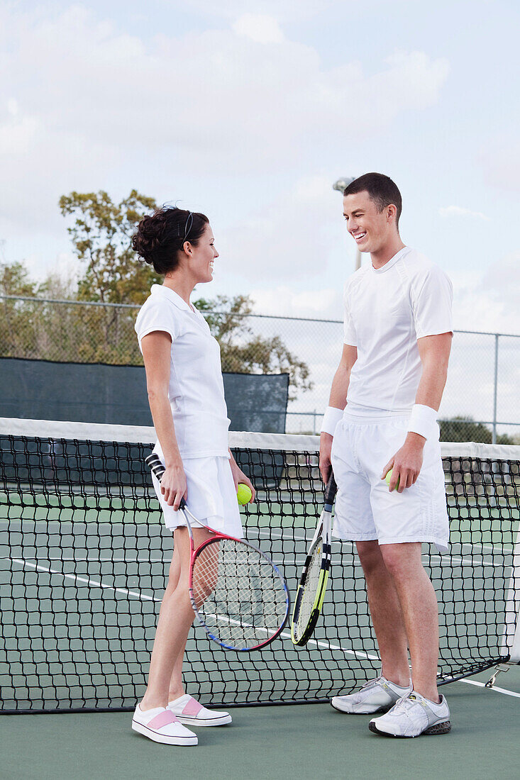 Paar beim Tennisspielen