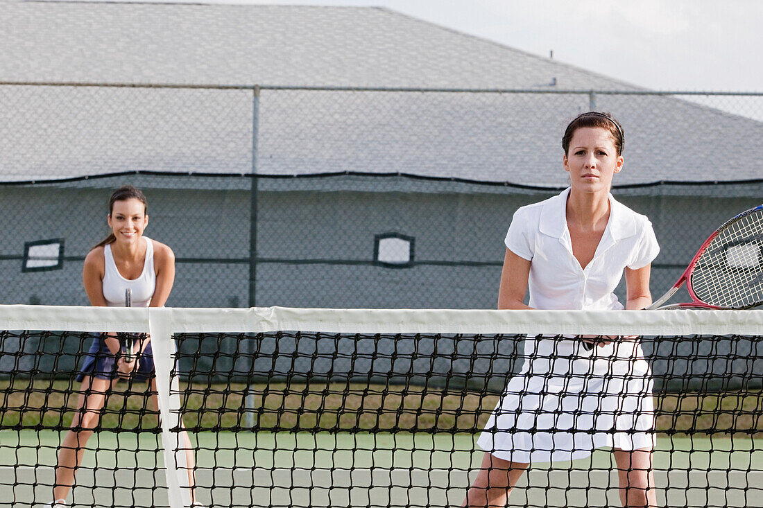 Zwei Frauen beim Tennisspielen