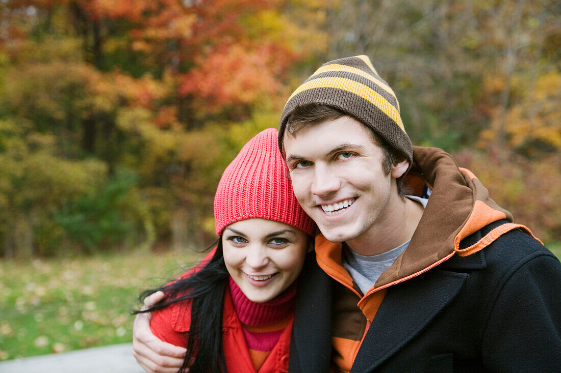 Pärchen im Freien im Herbst