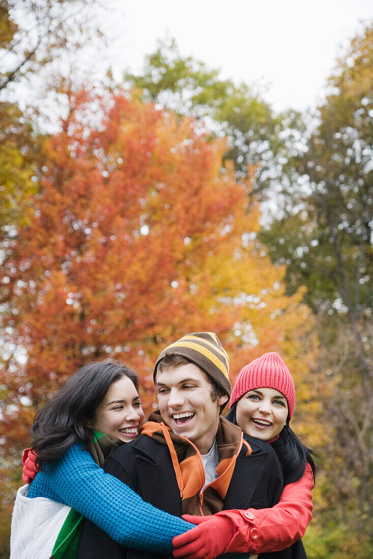 Freunde im Freien im Herbst