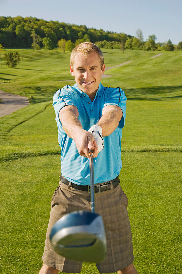 Mann beim Golfspielen