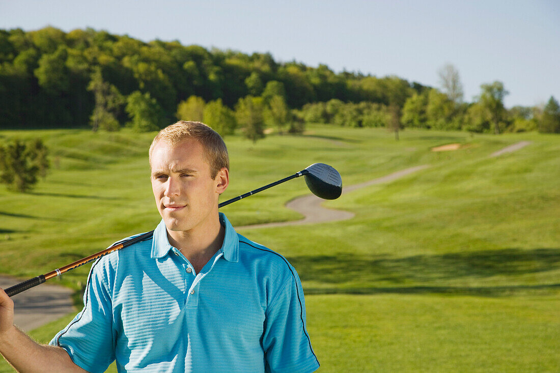 Mann beim Golfspielen