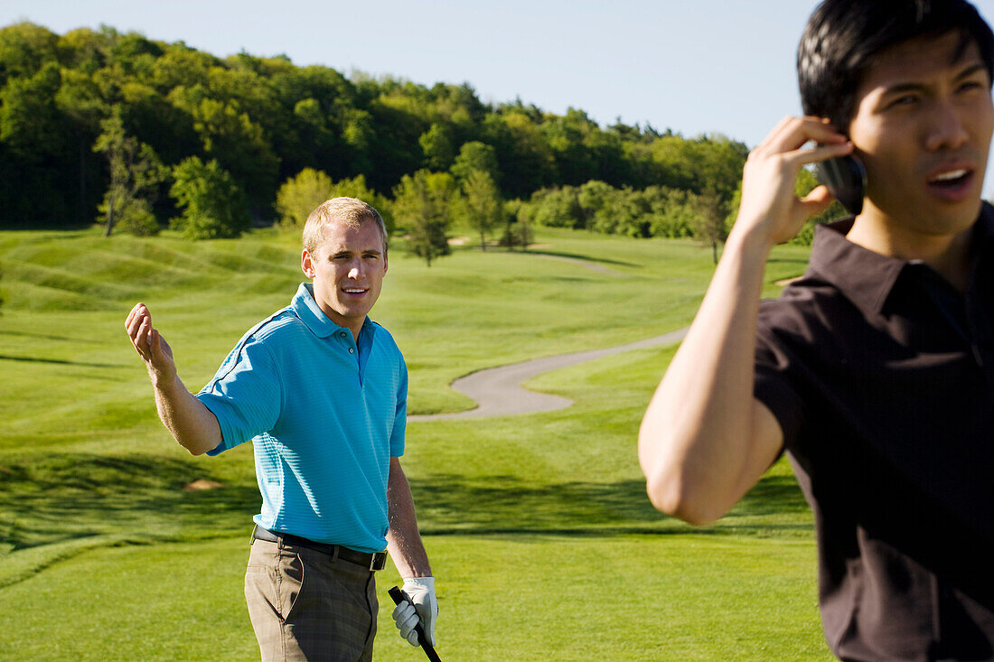 Männer beim Golfspielen