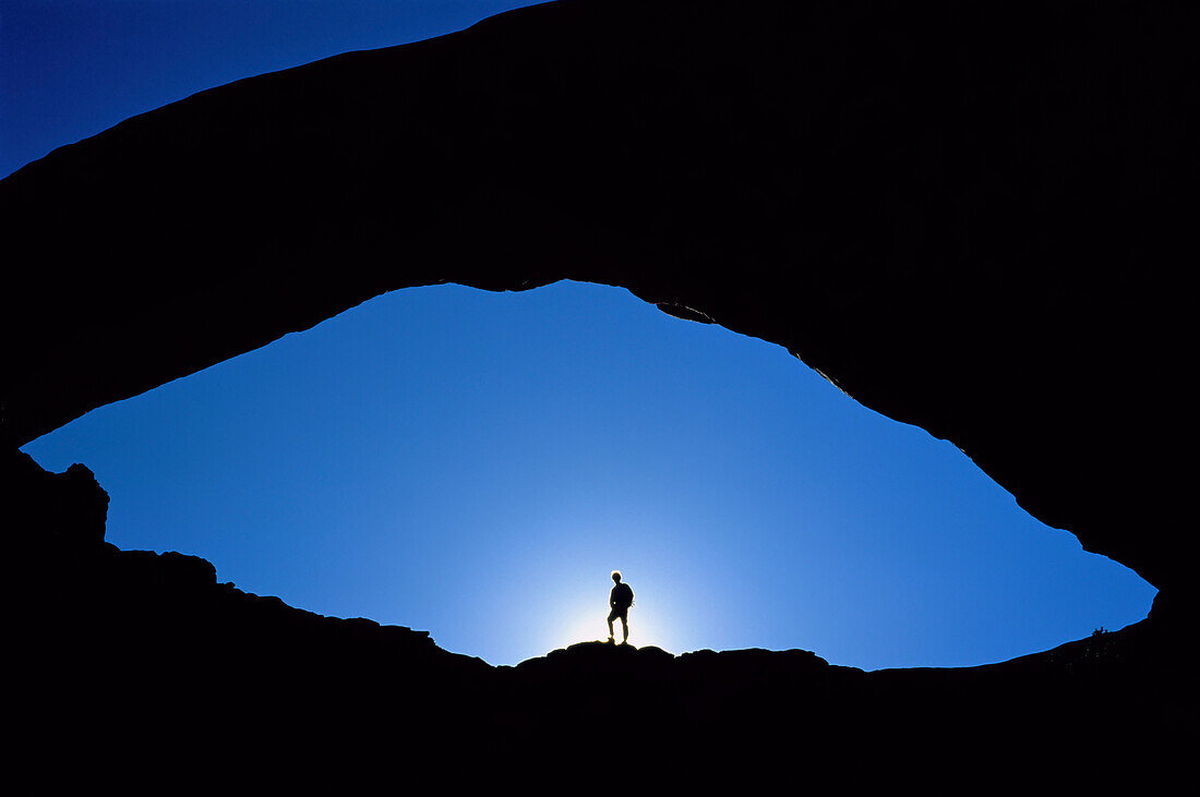 Silhouette eines Mannes unter dem Südfenster Arches National Park,Utah,USA