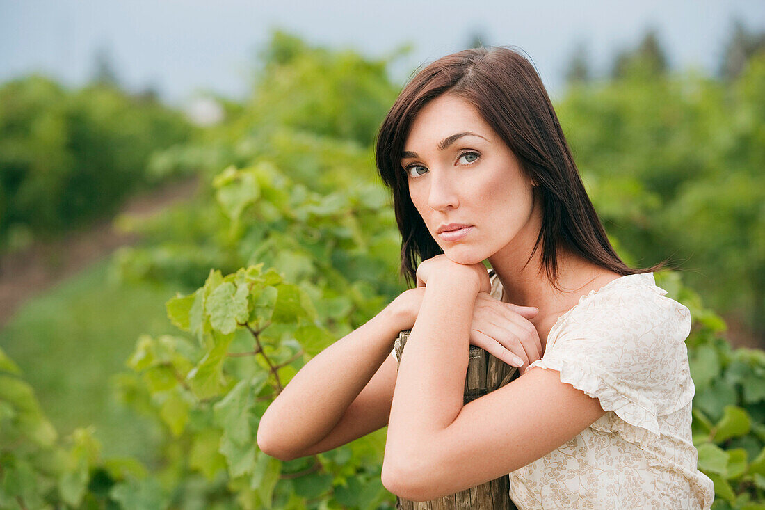 Porträt einer Frau im Weinberg