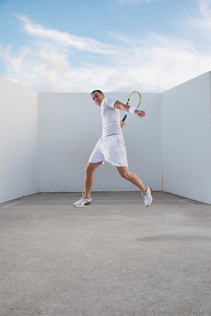 Mann beim Tennisspielen