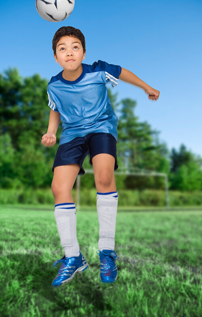 Fußball spielender Junge