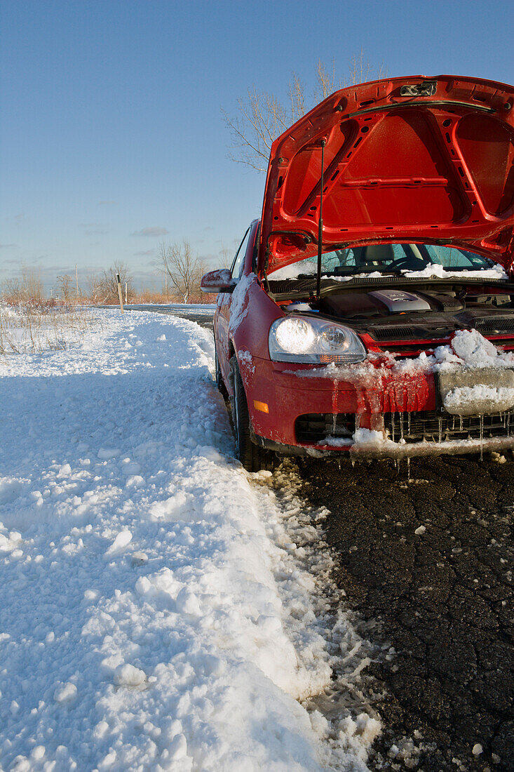 Autoprobleme auf winterlicher Landstraße