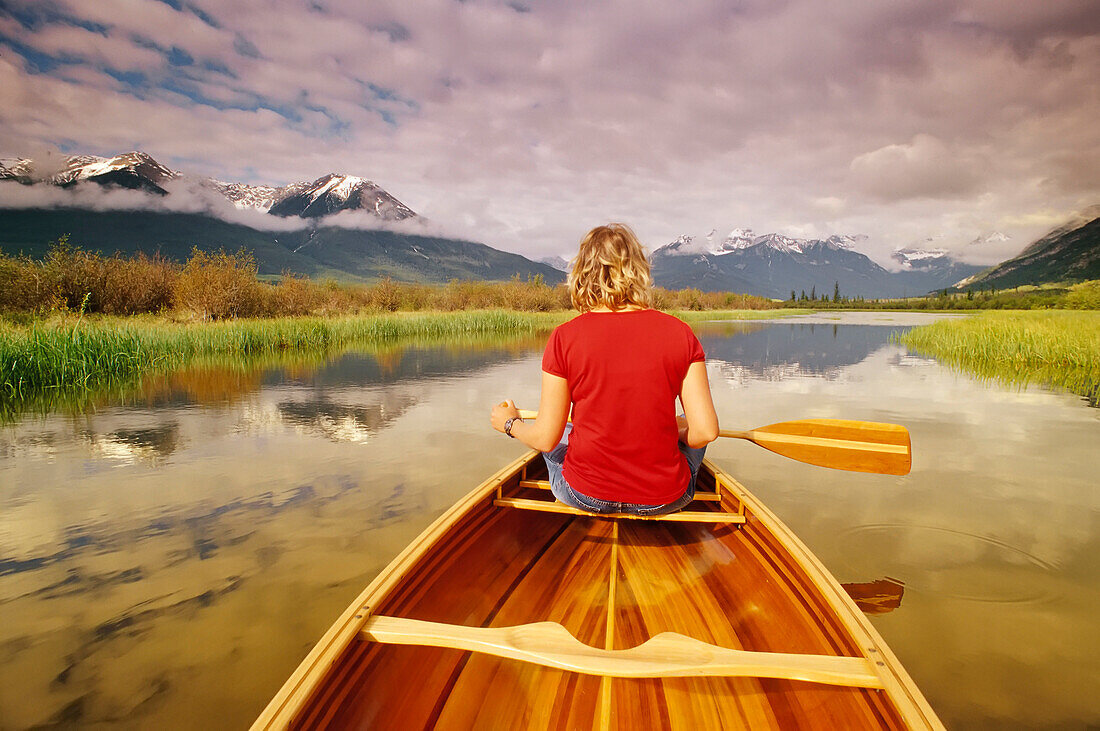 Frau paddelt auf Vermillion Lakes, Banff National Park, Alberta, Kanada