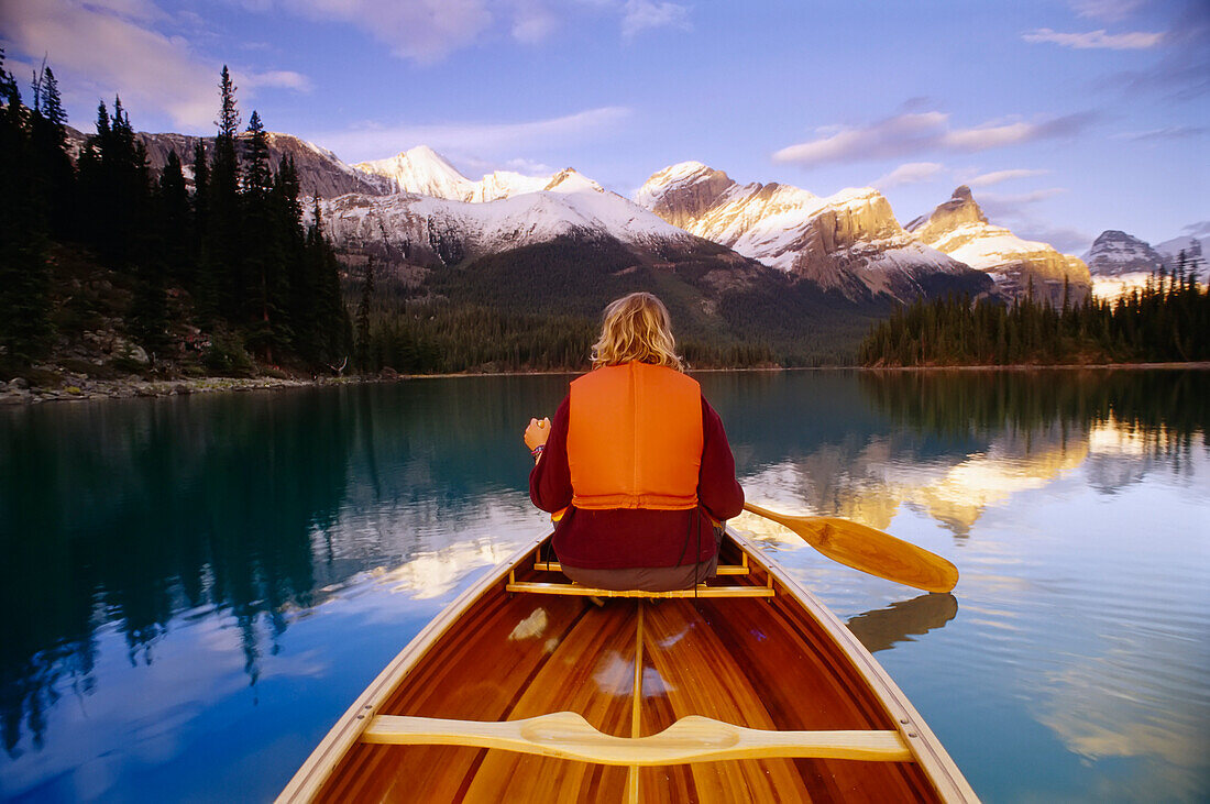 Frau im Kanu auf dem See, Maligne Lake, Jasper National Park, Alberta, Kanada