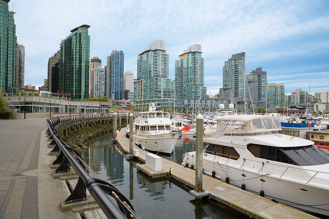 Eigentumswohnungen mit Blick auf Coal Harbour, Vancouver, British Columbia, Kanada