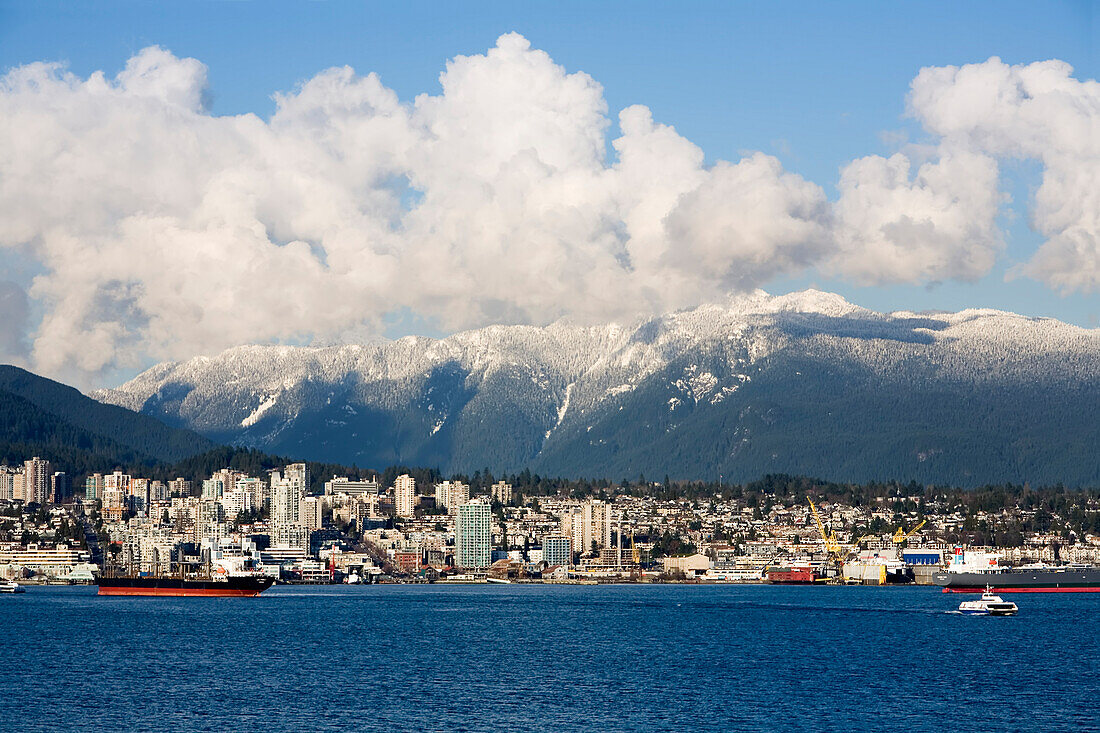 Stadtbild von Vancouver und den Coast Mountains, Vancouver, British Columbia, Kanada