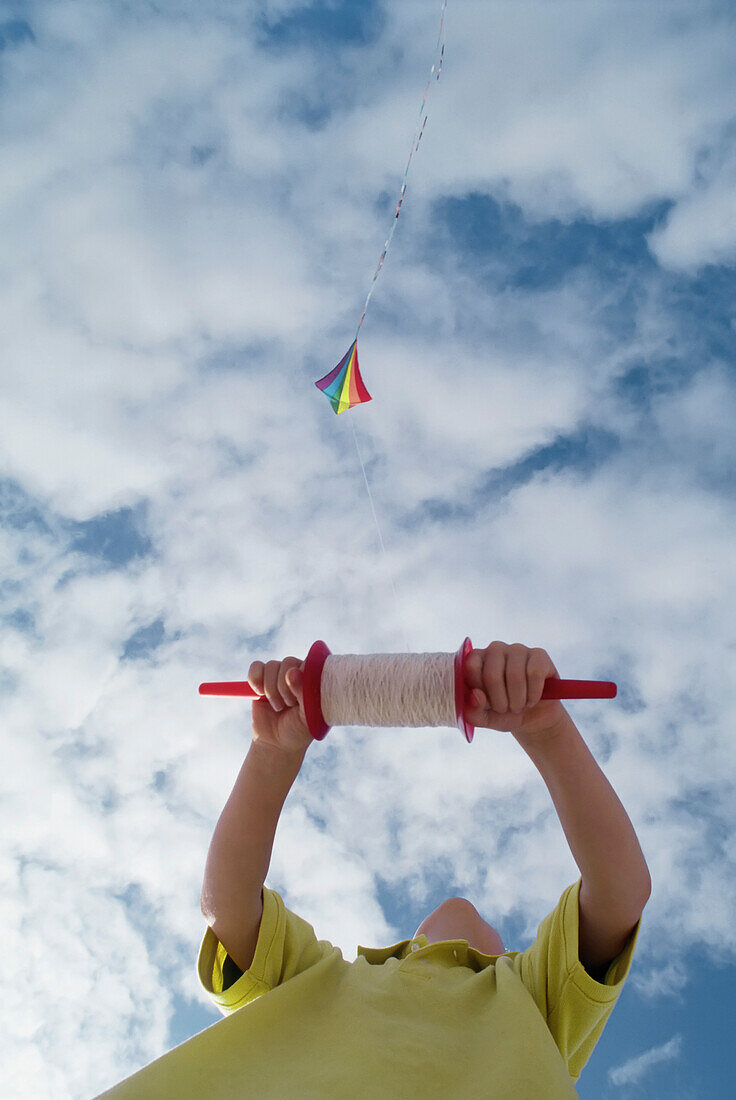 Blick auf einen Jungen, der einen Drachen steigen lässt South Beach, Oregon, USA
