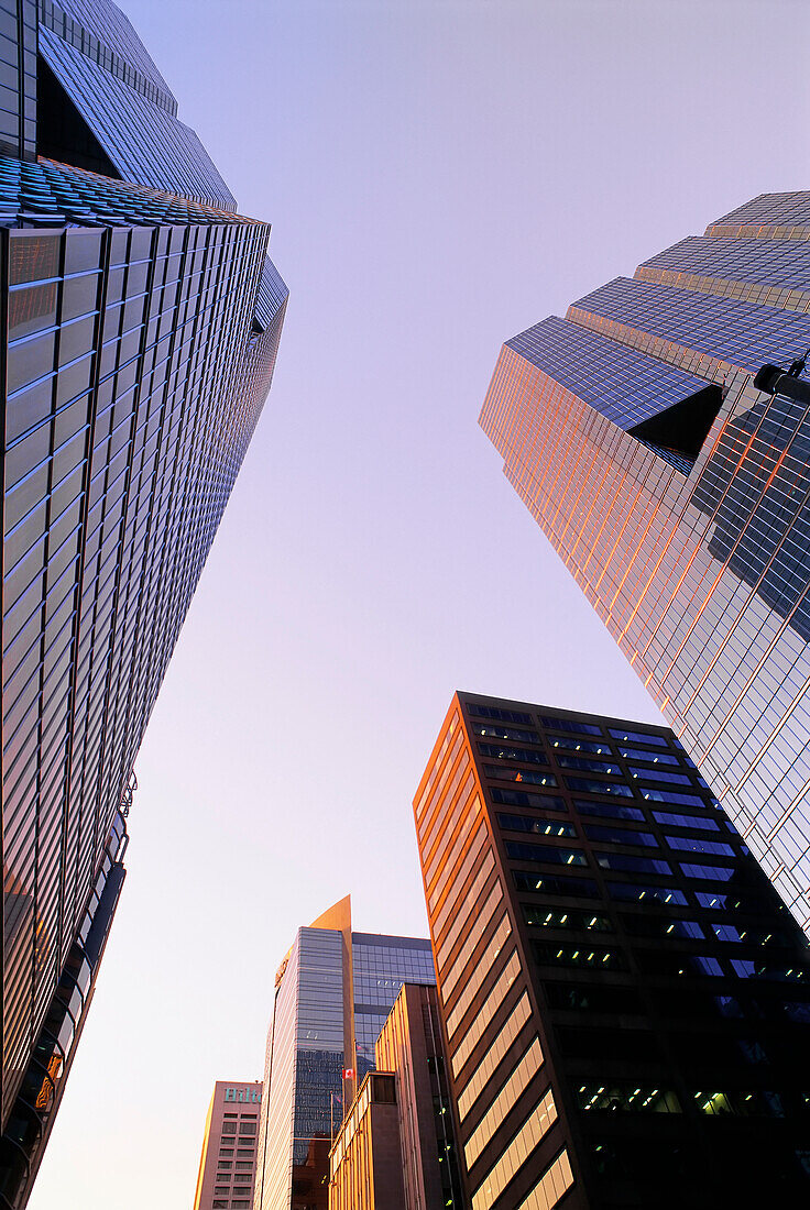 Blick auf Bürotürme bei Sonnenuntergang Toronto, Ontario, Kanada