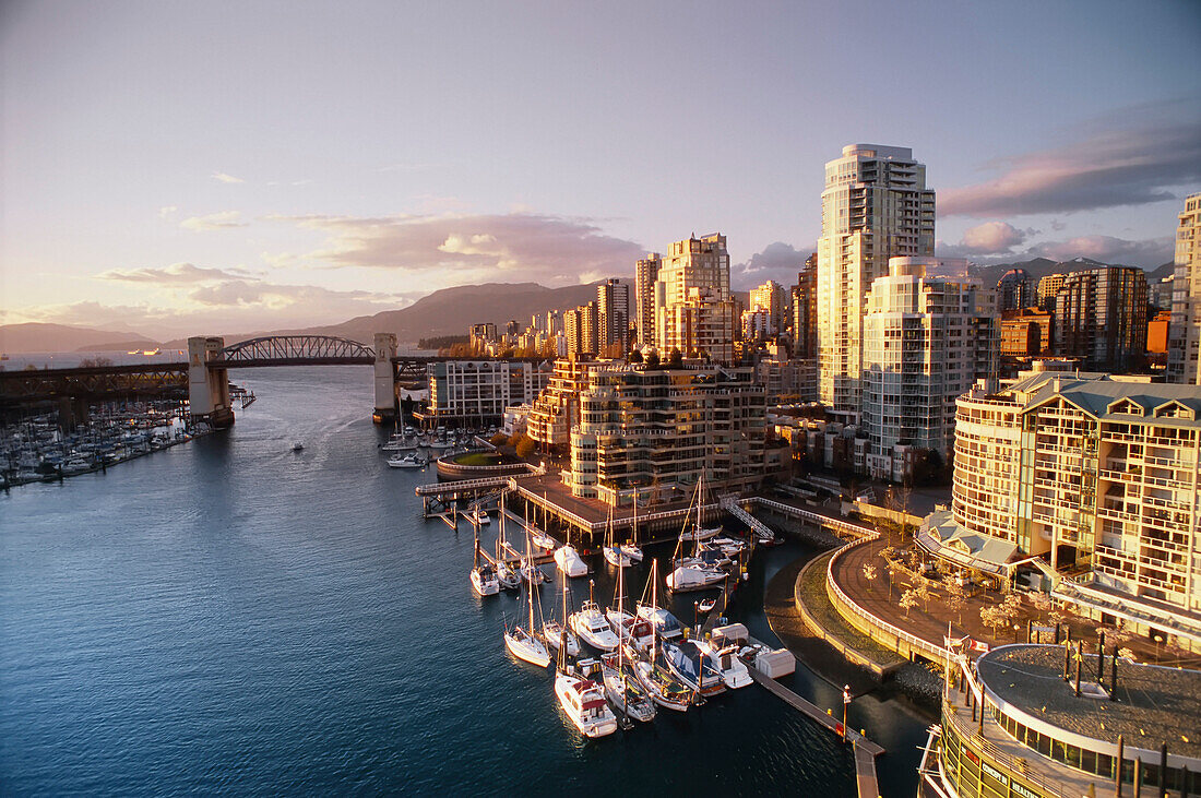 West End und Burrard Bridge von der Granville Bridge aus gesehen, Vancouver, British Columbia, Kanada