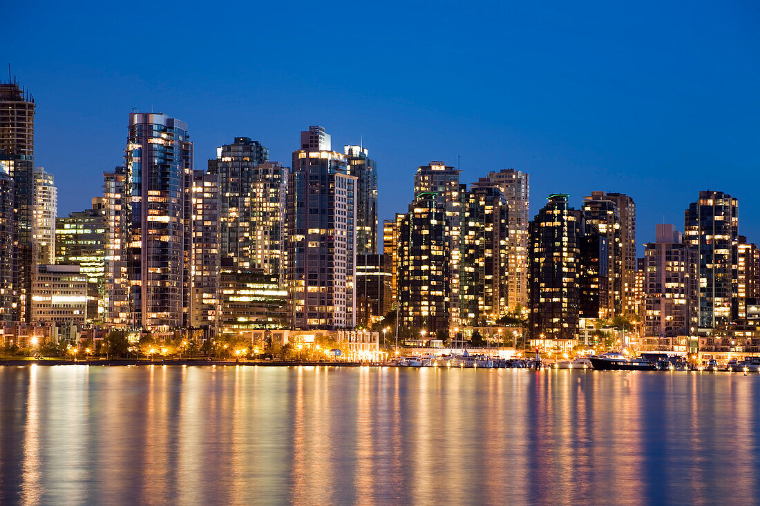 Downtown Vancouver leuchtet in der Dämmerung mit beleuchteten Lichtern über den Coal Harbour vom Stanley Park aus, Vancouver, Kanada, Vancouver, British Columbia, Kanada