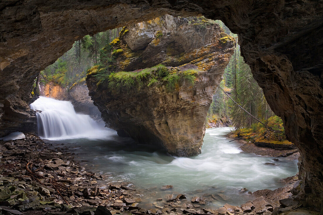 Wasserfall und Höhle im Johnston Canyon, Banff National Park, Alberta, Kanada