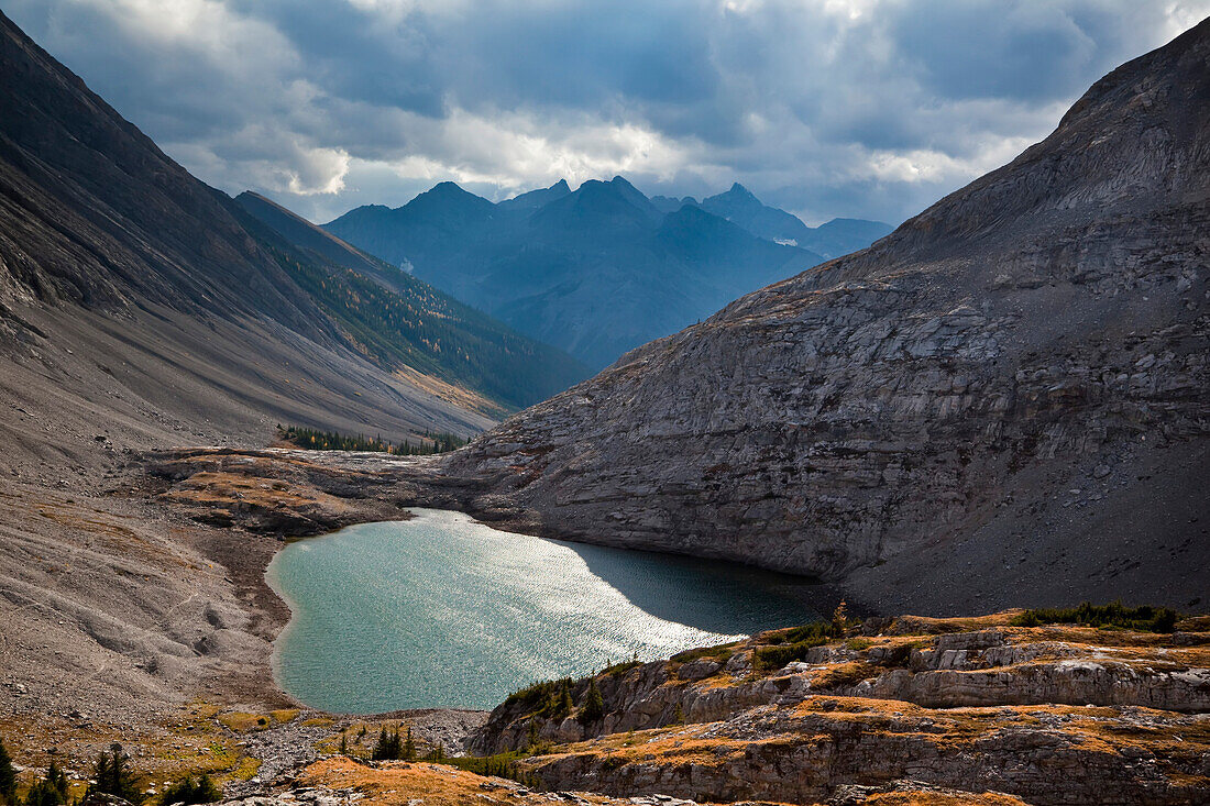 Headwall-Seen in der Kananaskis-Bergkette, Rocky Mountains, Peter Lougheed Provincial Park, Alberta, Kanada