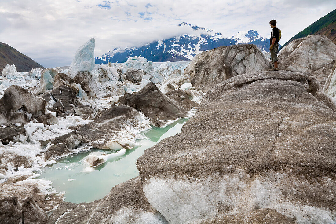 Jugendlicher am Lachsgletscher, Coast Mountains, nördlich von Stewart, British Columbia, Kanada