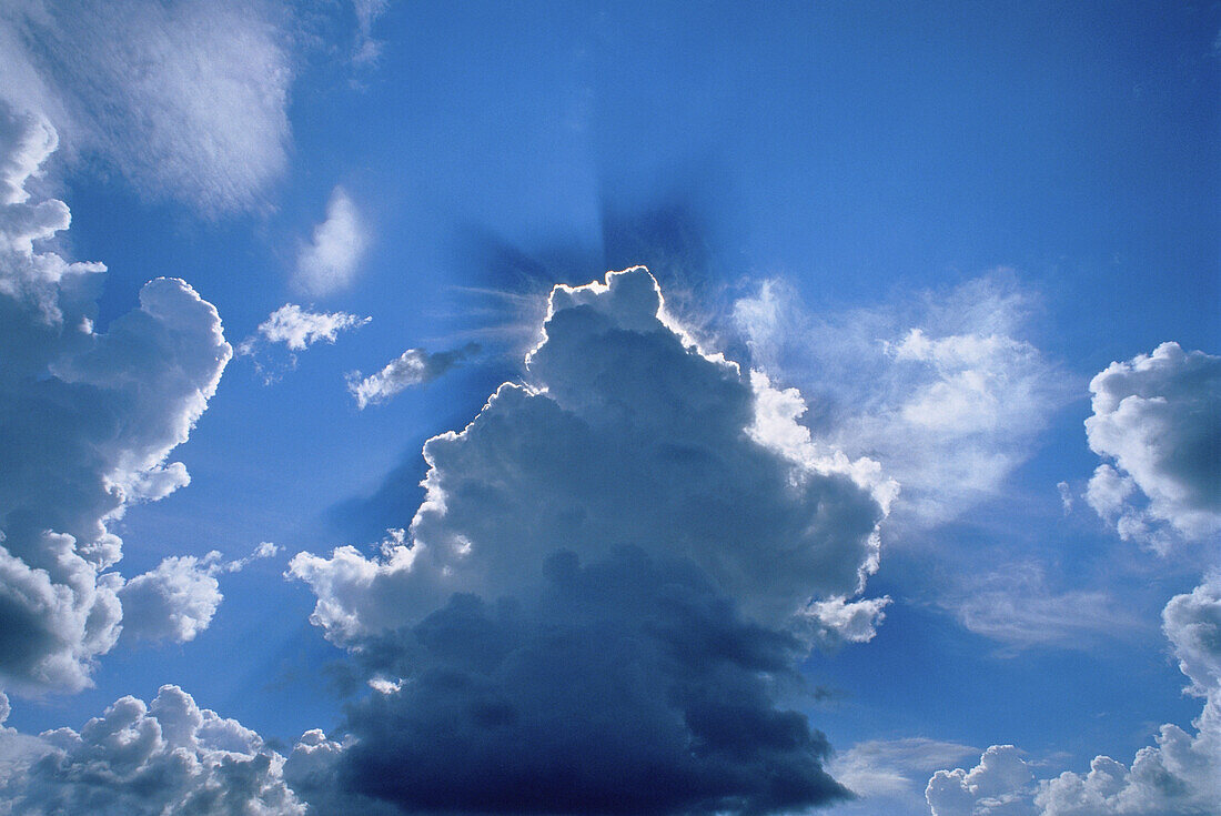 Sonnenstrahlen durch Wolken