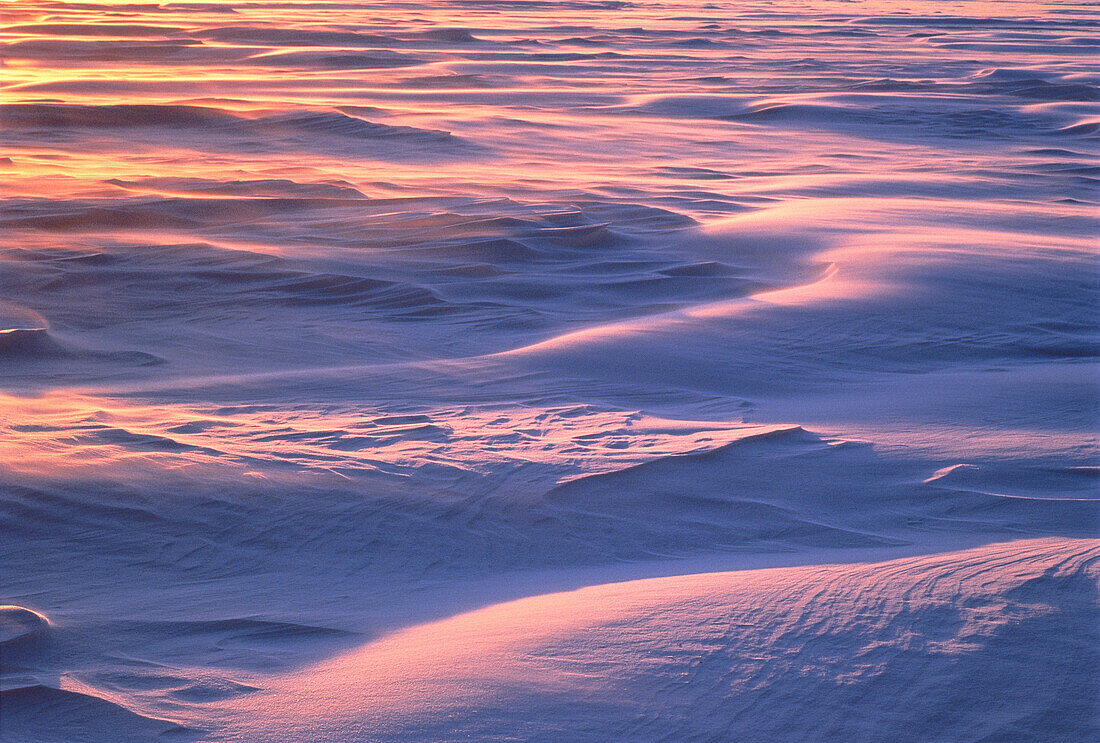 Schneewehen bei Sonnenuntergang Ottawa River, Ontario, Kanada