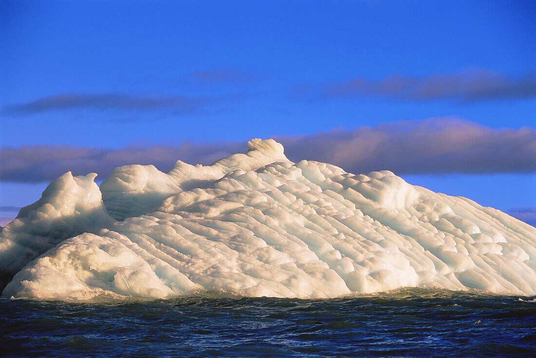 Eisberg im Jones Sound Grise Fiord, Nunavut, Kanada