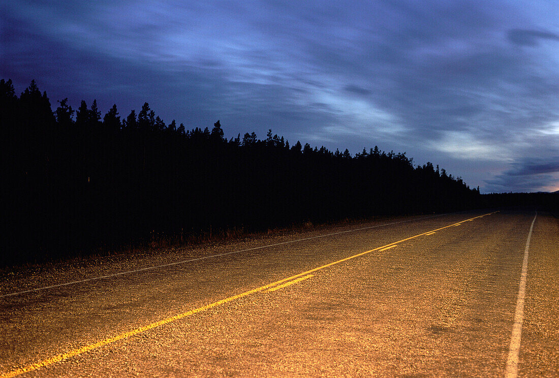 Straße bei Nacht