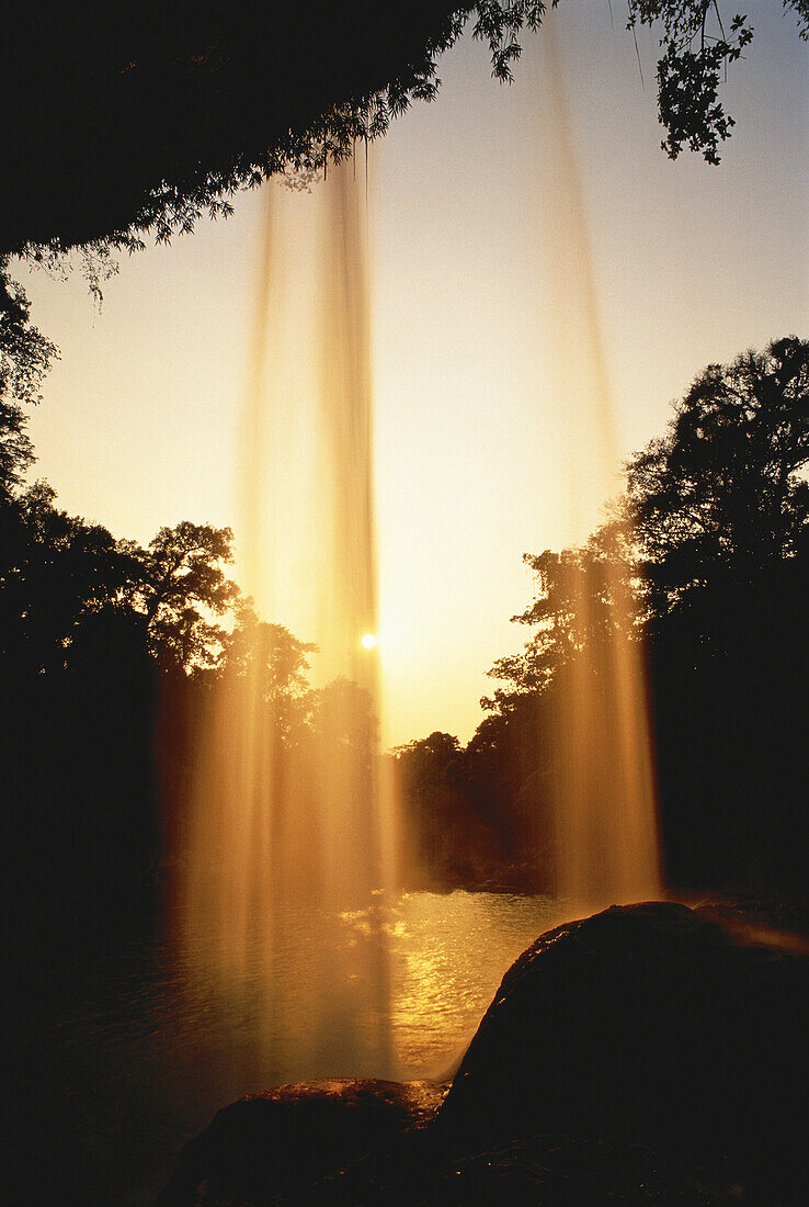 Wasserfall bei Sonnenuntergang, Misol-Ha, Chiapas, Mexiko