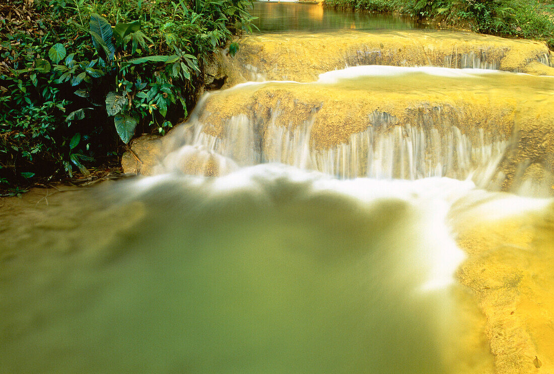 Wasserrauschen über Felsen, Agua Azul National Park, Chiapas, Mexiko