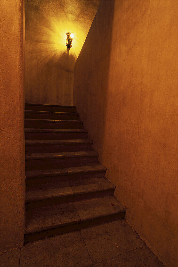 Glühende Lampe im Treppenhaus, Oaxaca, Mexiko