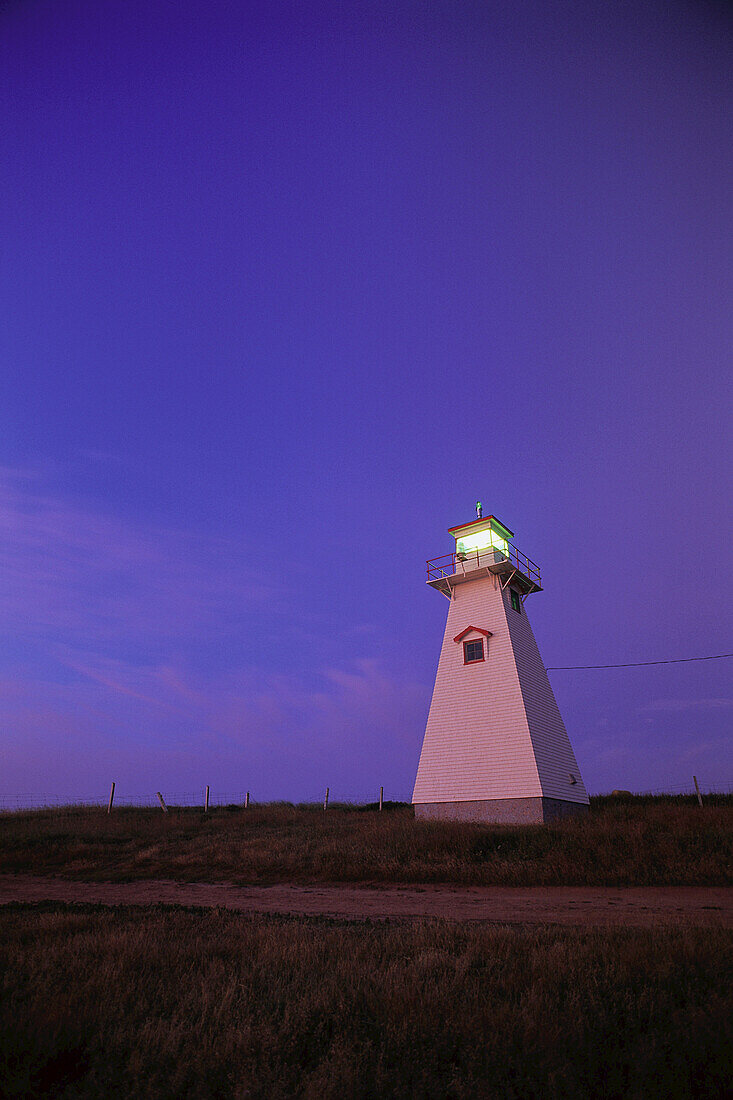 Cape Tryon Leuchtturm und Feld bei Sonnenaufgang, Cape Tryon, Prince Edward Island, Kanada