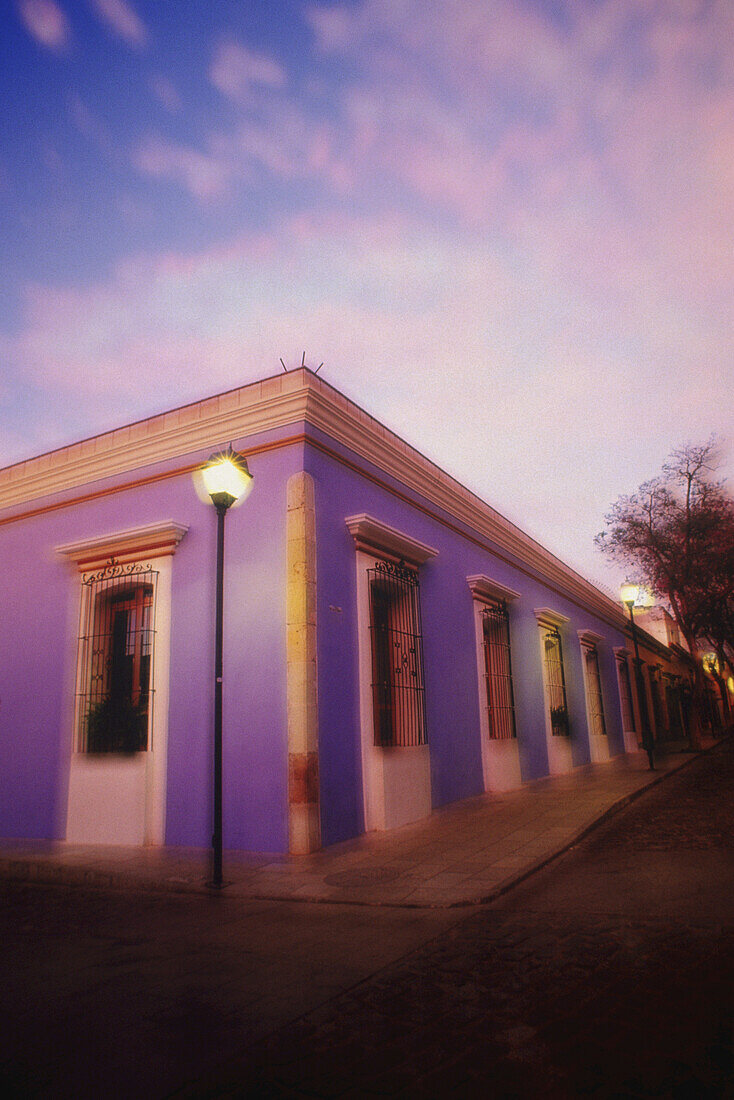 Straßenecke, Gebäude und Laternenpfahl, Oaxaca, Mexiko