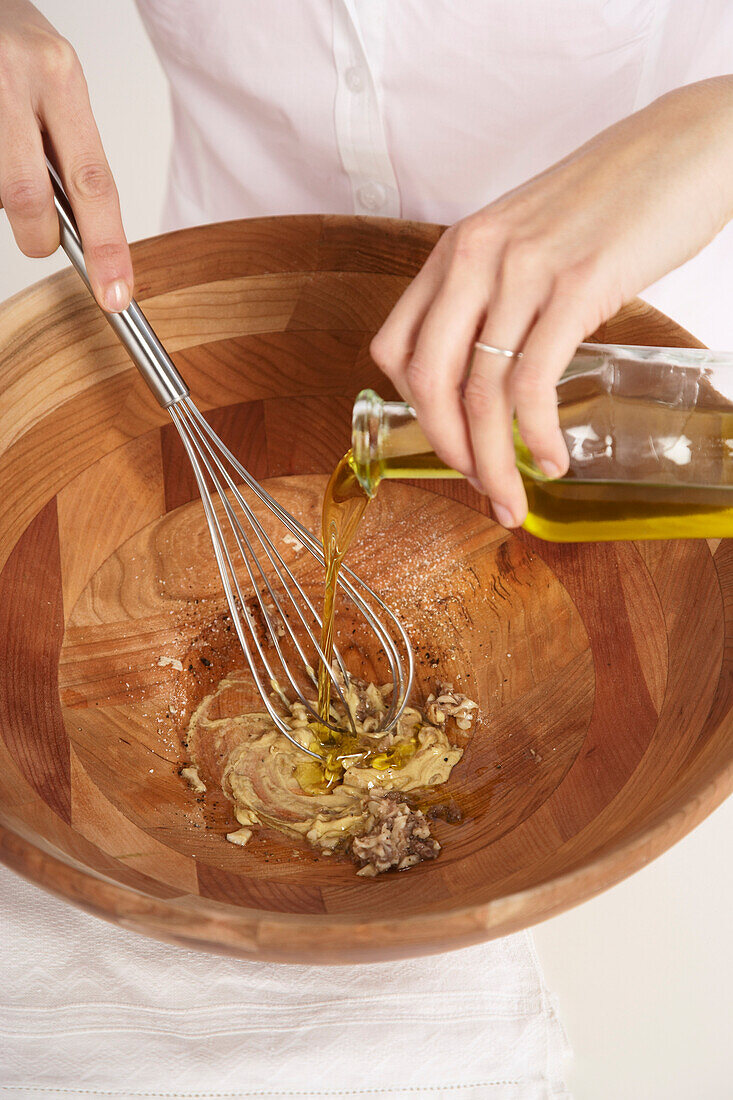 Frau bereitet Caesar-Salat-Dressing vor