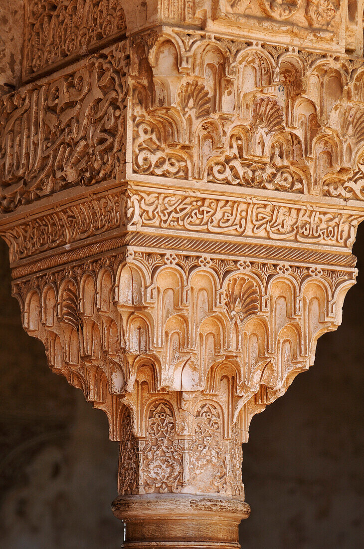 Geschnitzte Säule im Palacio de Generalife, Granada, Spanien