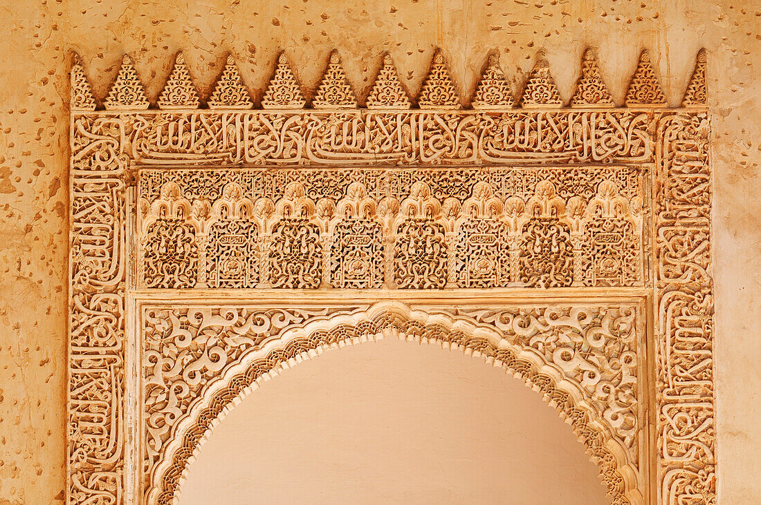 Verschnörkelter Bogengang, Alhambra, Granada, Spanien