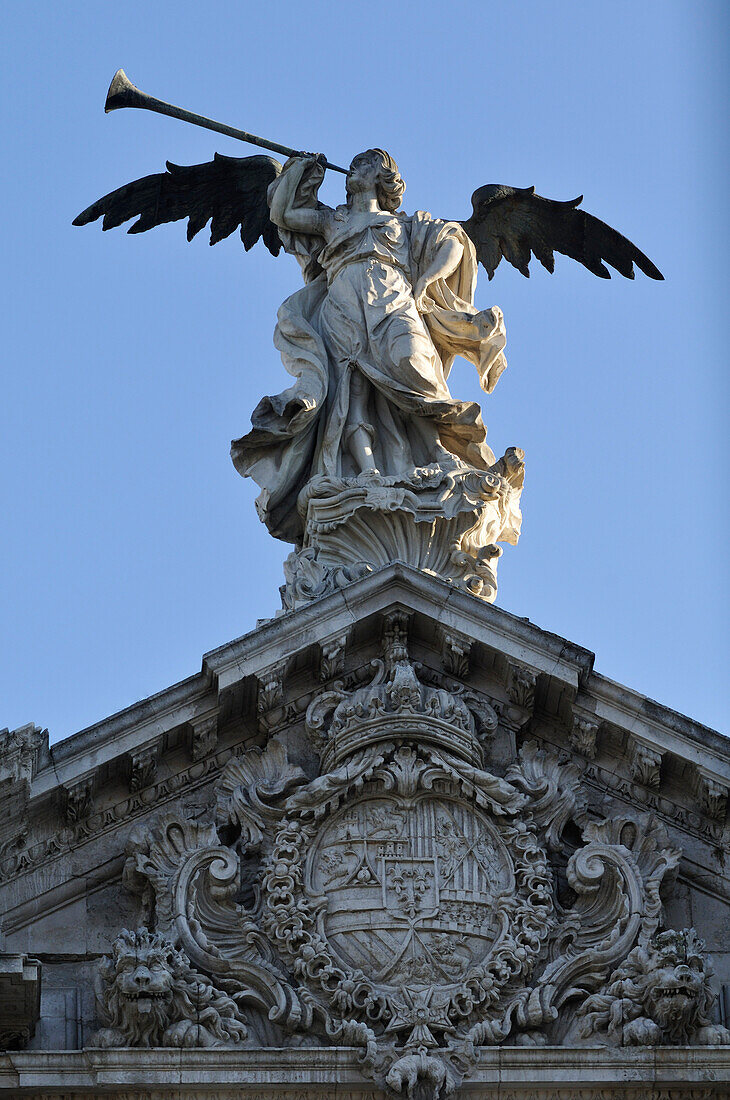 Engelsstatue an der Universität von Sevilla, Sevilla, Spanien