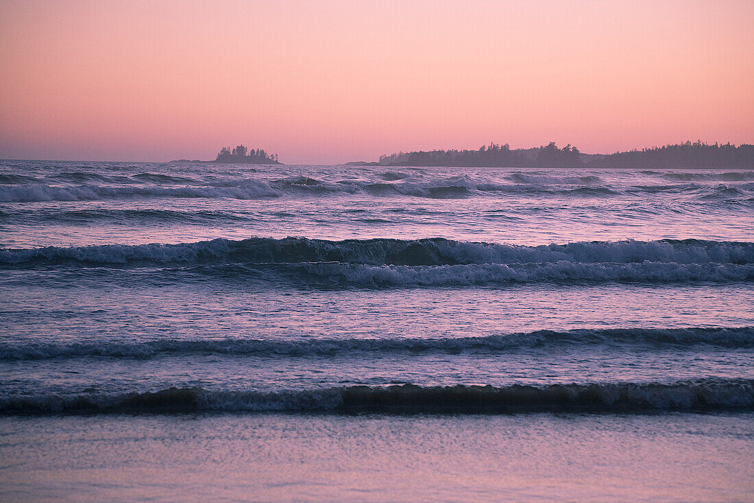 Wellen am Ufer, Pacific Rim National Park, Vancouver Island, British Columbia, Kanada